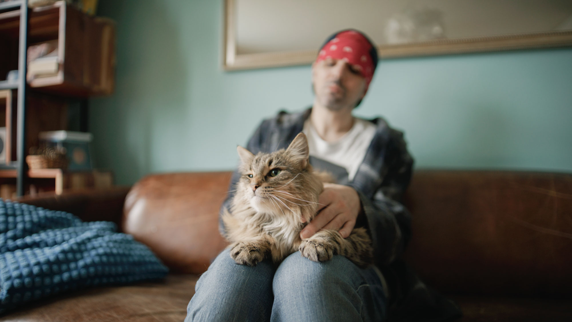 Mann mit Katze